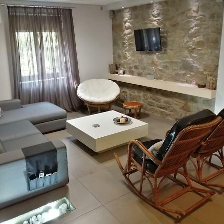 Modern Residence In The Center Of Trikala Екстер'єр фото