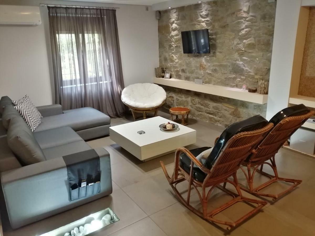Modern Residence In The Center Of Trikala Екстер'єр фото